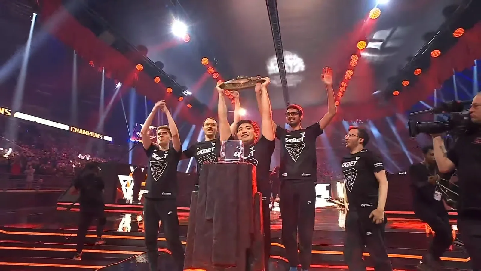 赛事生态与场外热点：社交媒体传播驱动赞助商曝光，构建活力体育文化生态-uwin电竞